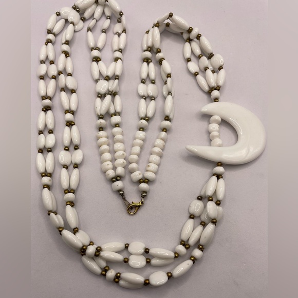 Vintage 1970’s Multi Strand White Acrylic Beaded Necklace Large Crescent Moon - Picture 6 of 6